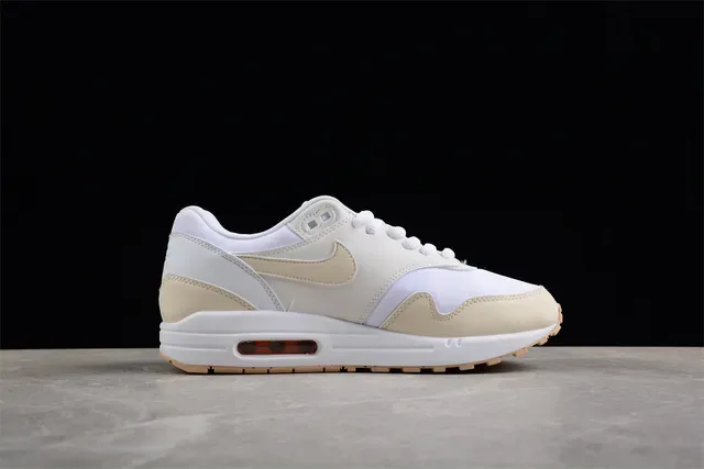 Nike Air Max 1 Bege e Branco Tênis Lifestyle 11