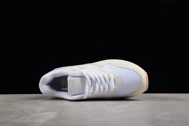 Nike Air Max 1 Bege e Branco Tênis Lifestyle 12