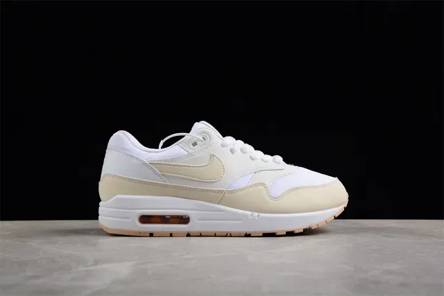 Nike Air Max 1 Bege e Branco Tênis Lifestyle 14