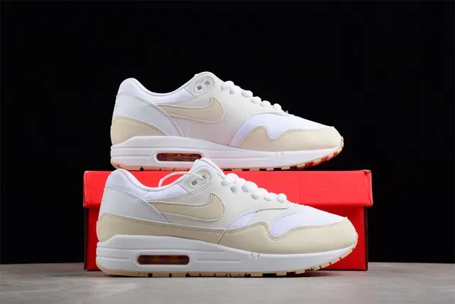 Nike Air Max 1 Bege e Branco Tênis Lifestyle 15