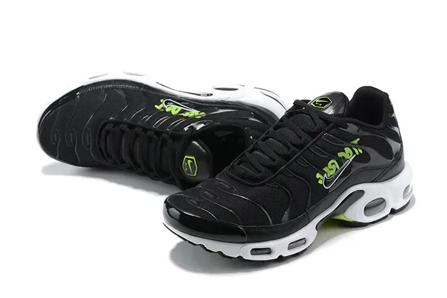 Chaussures lifestyle Nike Air Max Plus noir et vert néon 4