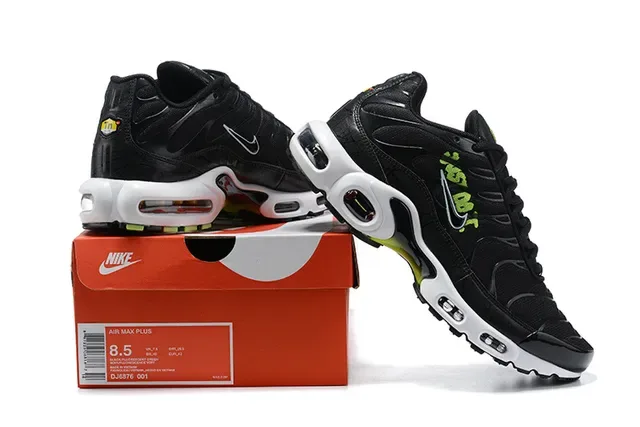 Chaussures lifestyle Nike Air Max Plus noir et vert néon 6