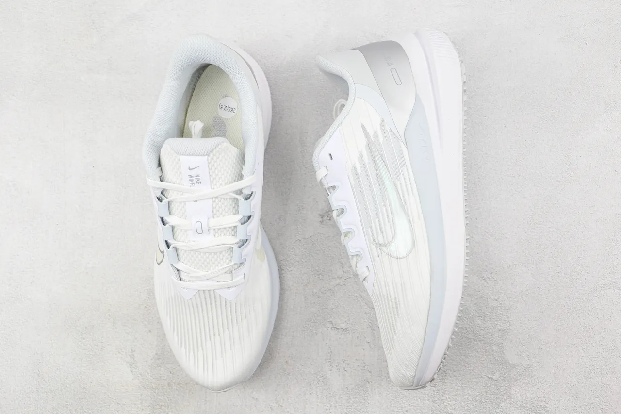 Nike Air Zoom Pegasus 白色银色针织鞋面不对称鞋带护板跑鞋 3