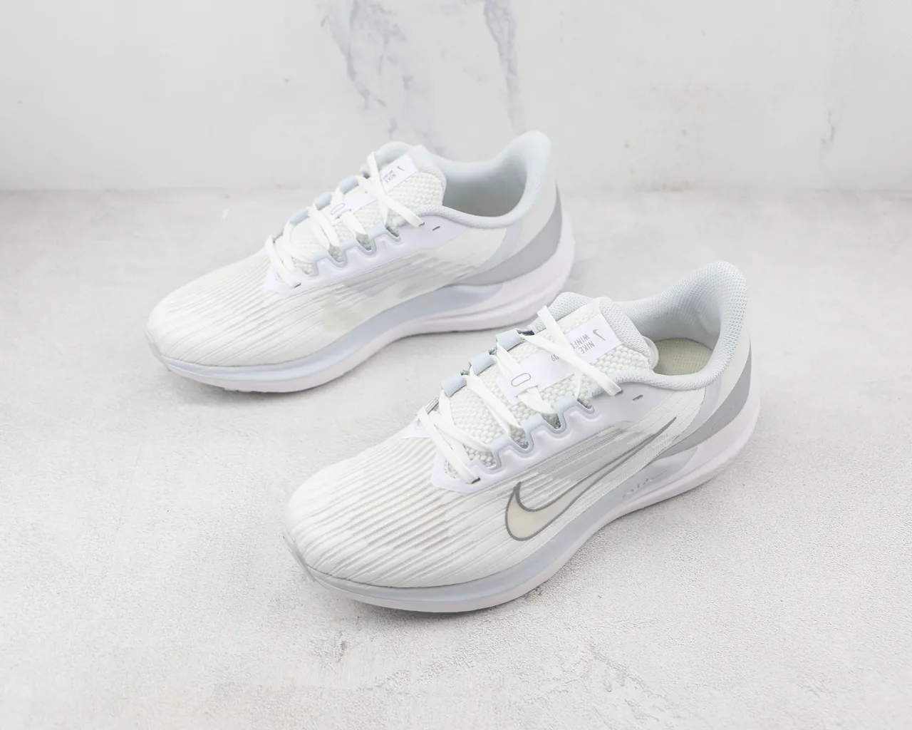 Nike Air Zoom Pegasus 白色银色针织鞋面不对称鞋带护板跑鞋 4