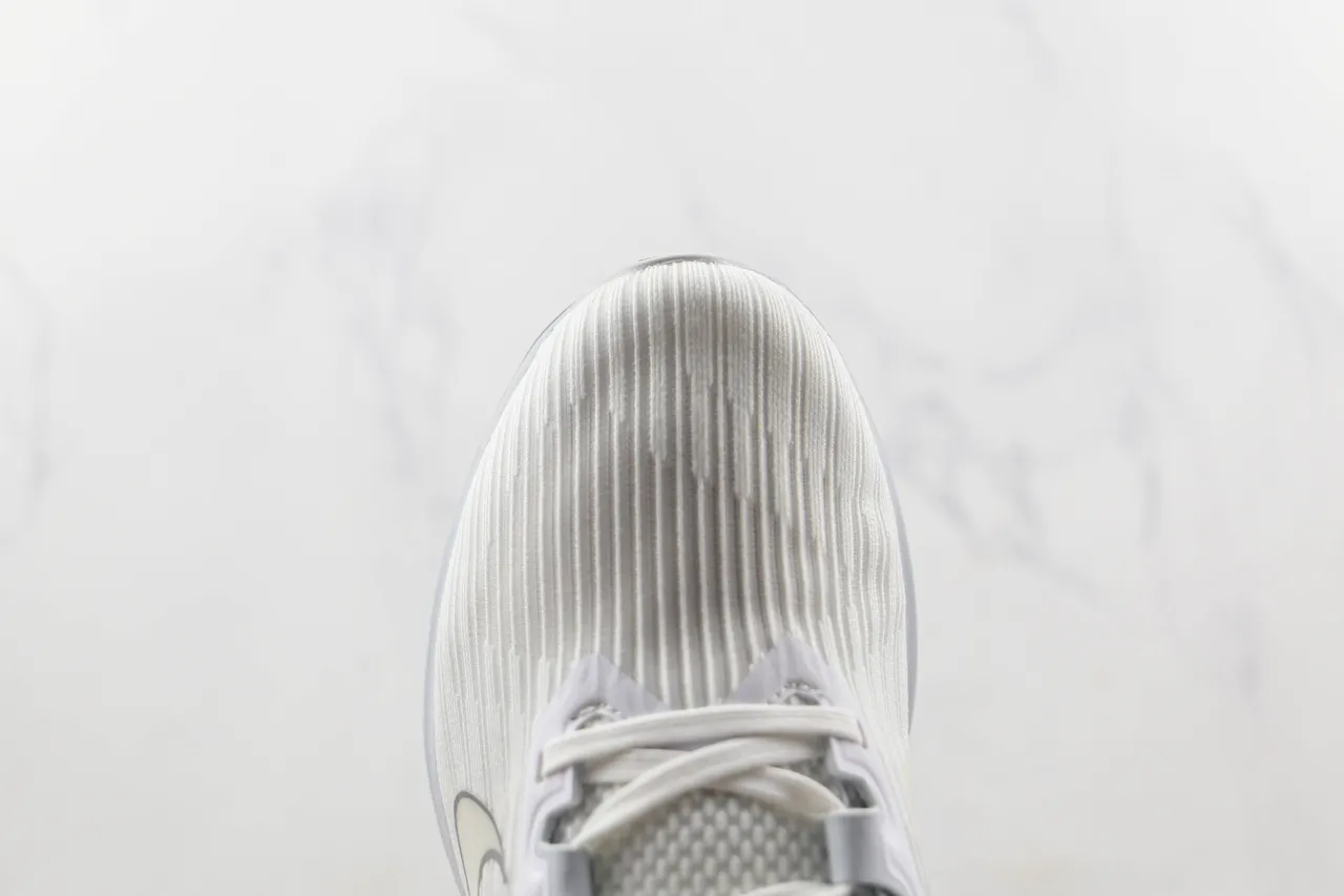Nike Air Zoom Pegasus 白色银色针织鞋面不对称鞋带护板跑鞋 6