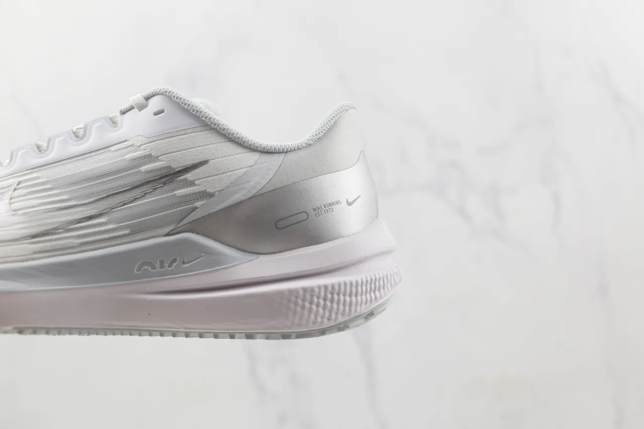 Nike Air Zoom Pegasus 白色银色针织鞋面不对称鞋带护板跑鞋 7