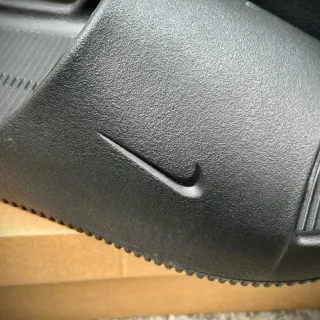 Nike Benassi JDI 黑色模制橡胶拖鞋