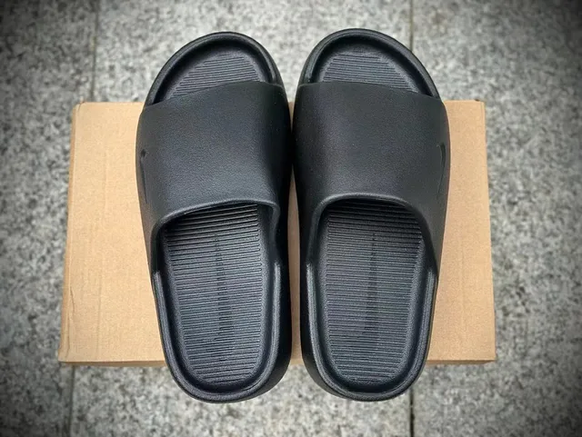 Nike Benassi JDI 黑色模制橡胶拖鞋 2