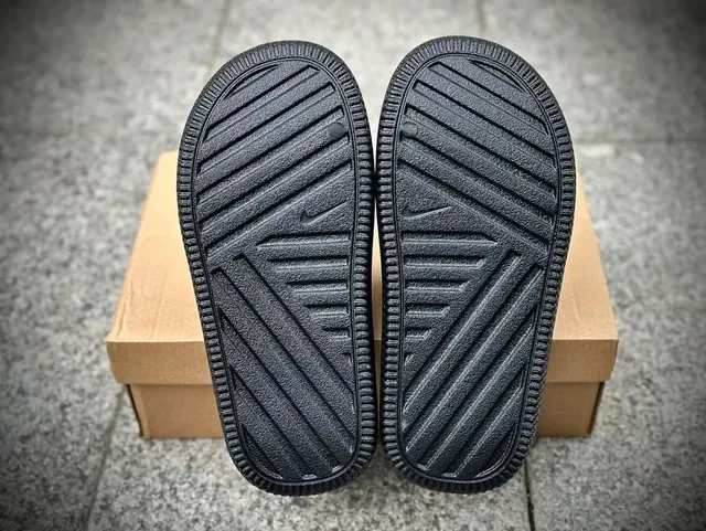 Nike Benassi JDI 黑色模制橡胶拖鞋 3
