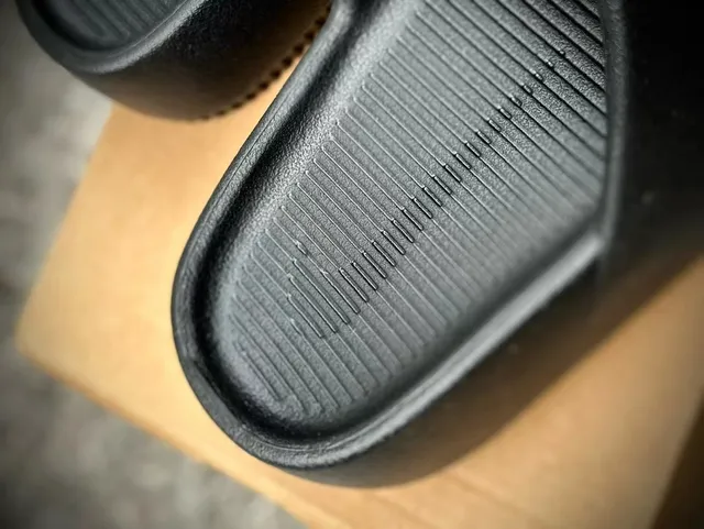 Nike Benassi JDI 黑色模制橡胶拖鞋 4