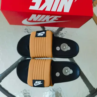 Nike negro beige correa simple parte superior acanalada pantuflas