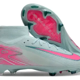 Nike Chaussures de football bleu et rose col talon haut type chaussette Swoosh et superpositions graphiques terrain ferme