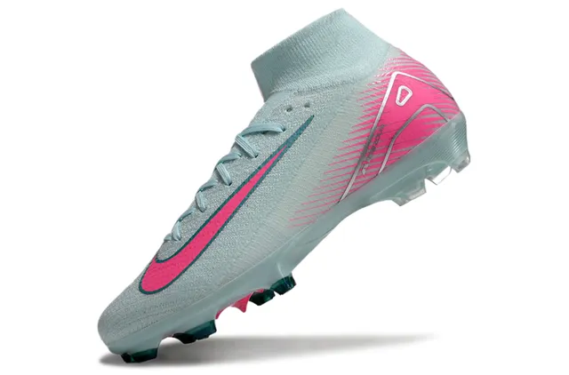 Nike Zapatillas de fútbol azul y rosa con collar alto tipo calcetín, Swoosh y superposiciones gráficas para tierra firme 3