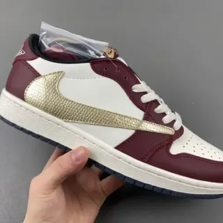 Nike Zapatillas Lifestyle Low-Top Burdeos y Oro Cuero y Sintético