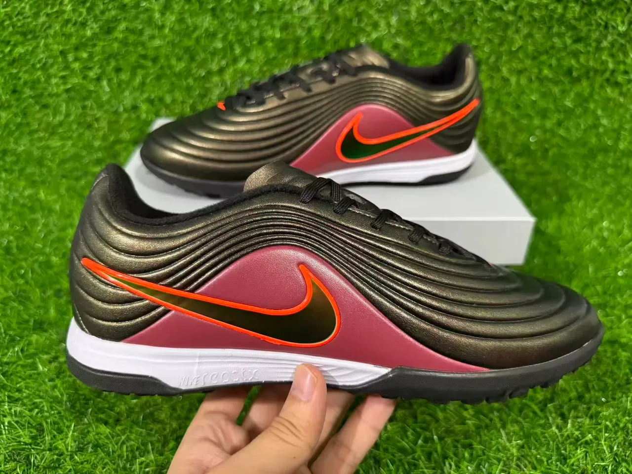 Nike Burgundy Orange Ribbed Synthetic Upper Metallic Gradient Finish Turf Soccer Shoes 2
