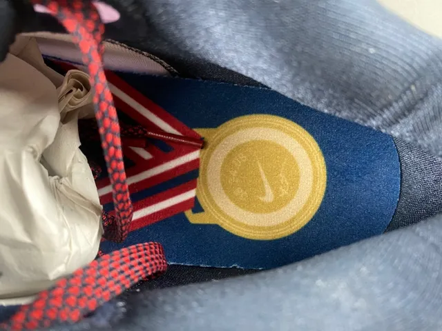 Nike 金色海军金属质感纹理上层条纹网面中板篮球鞋 7