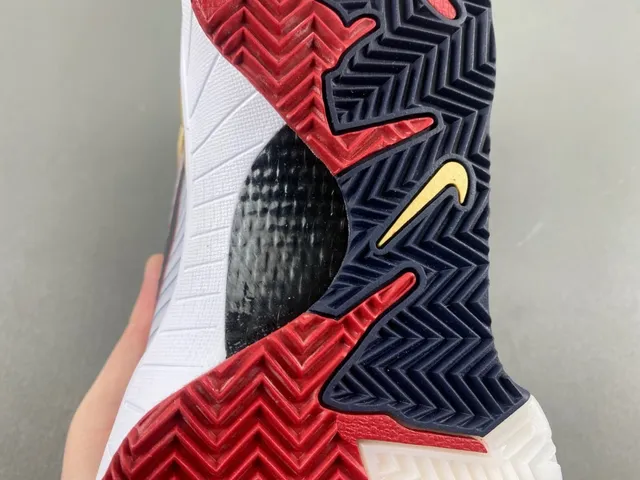 Nike 金色海军金属质感纹理上层条纹网面中板篮球鞋 9