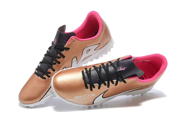Nike Chaussures de football pour pelouse avec upper synthétique en or rose métallique, col de cheville bas 2