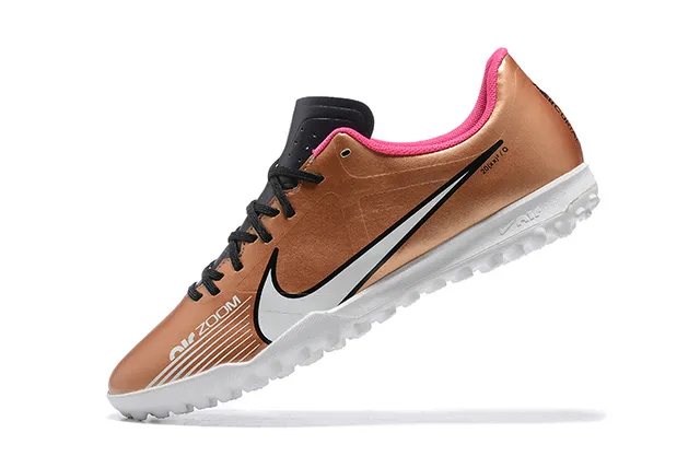 Nike Chaussures de football pour pelouse avec upper synthétique en or rose métallique, col de cheville bas 4