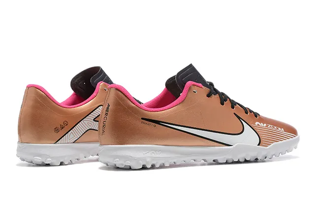 Nike Chaussures de football pour pelouse avec upper synthétique en or rose métallique, col de cheville bas 5