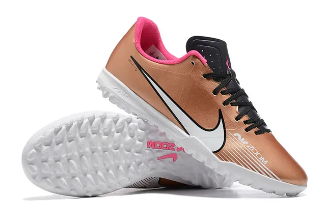 Nike Chaussures de football pour pelouse avec upper synthétique en or rose métallique, col de cheville bas 6