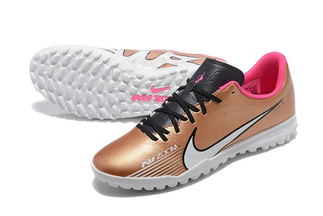 Nike Chaussures de football pour pelouse avec upper synthétique en or rose métallique, col de cheville bas 7