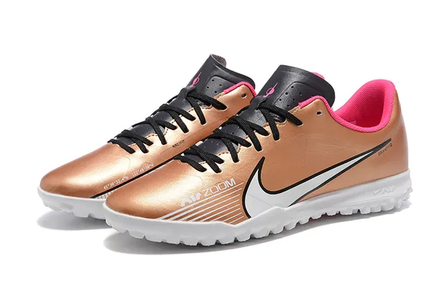 Nike Chaussures de football pour pelouse avec upper synthétique en or rose métallique, col de cheville bas 8