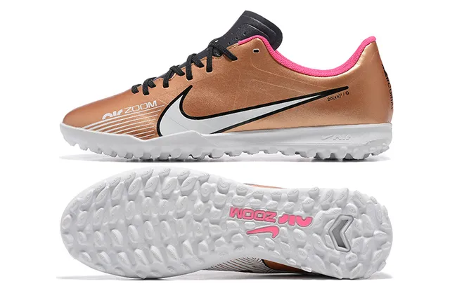 Nike Chaussures de football pour pelouse avec upper synthétique en or rose métallique, col de cheville bas 9