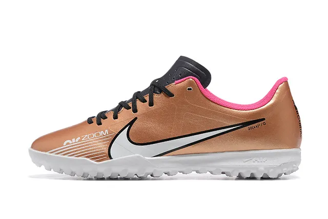 Nike Chaussures de football pour pelouse avec upper synthétique en or rose métallique, col de cheville bas 10
