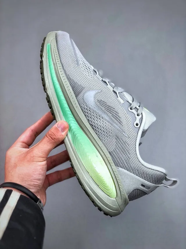 Nike Gray Green Engineered Mesh Upper Full-Length Visible ZoomX Cushioning Running Shoes 2