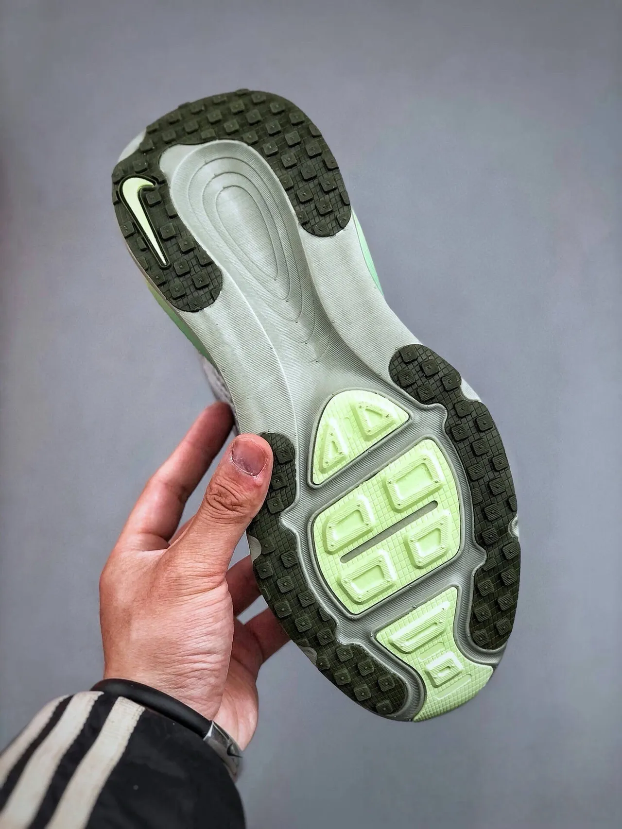 Nike Gray Green Engineered Mesh Upper Full-Length Visible ZoomX Cushioning Running Shoes 8