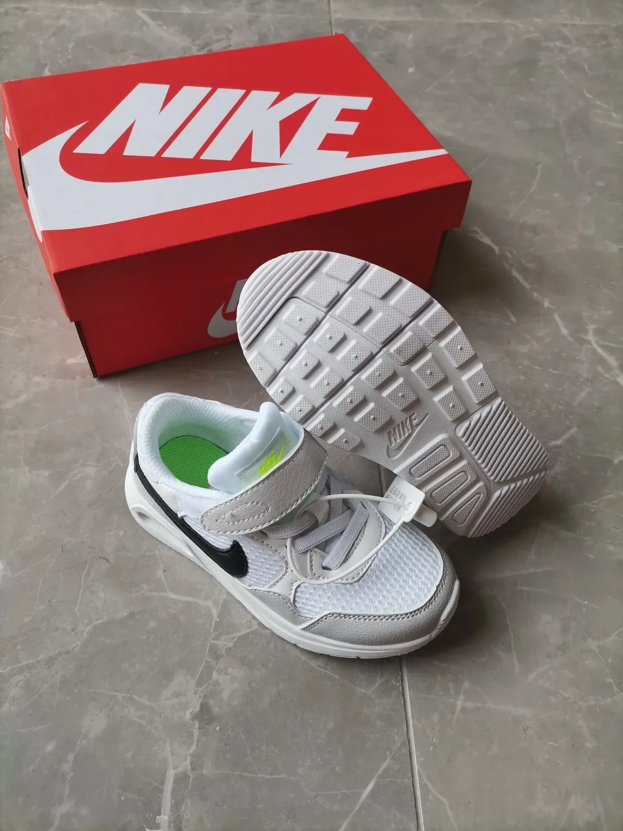 Nike Gris Vert Chaussures Lifestyle à Coupe Basse avec Sangle Hook-and-Loop 24