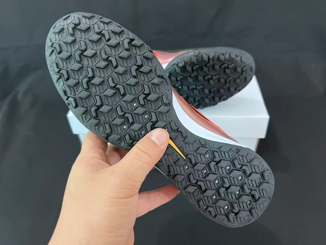 Nike Cinza Rosa Sapatos de Futebol Turf com Parte Superior Texturizada em Onda Ribeteada Acabamento Metálico Iridiscente 2
