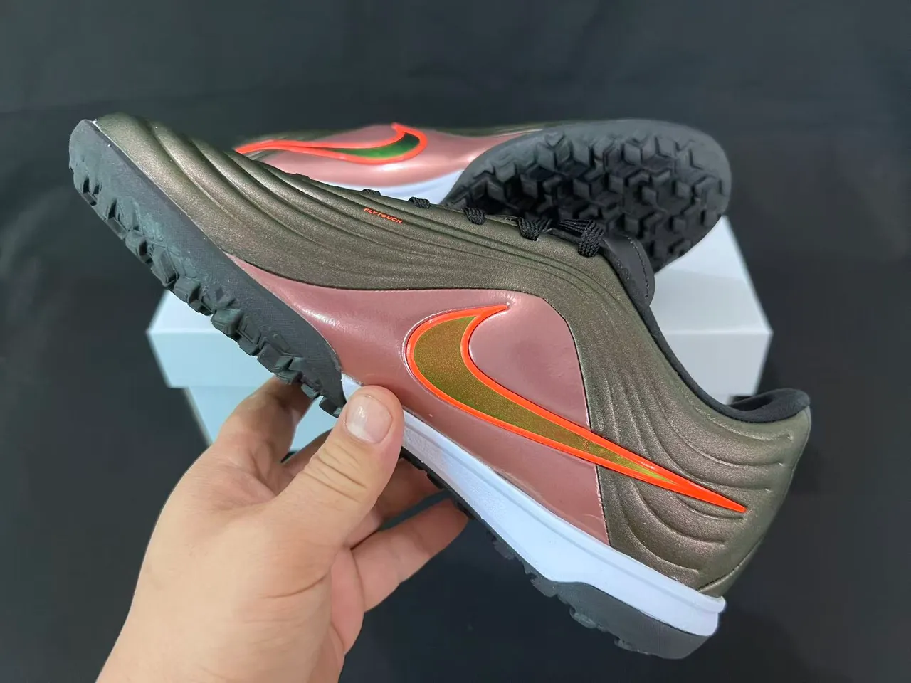Nike Cinza Rosa Sapatos de Futebol Turf com Parte Superior Texturizada em Onda Ribeteada Acabamento Metálico Iridiscente 4