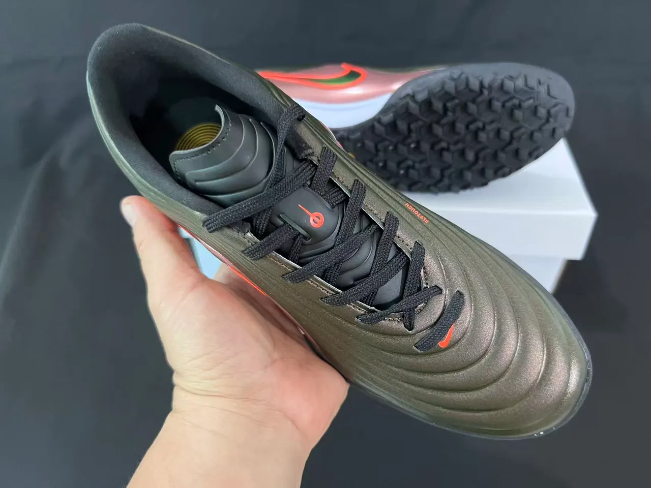 Nike Cinza Rosa Sapatos de Futebol Turf com Parte Superior Texturizada em Onda Ribeteada Acabamento Metálico Iridiscente 5