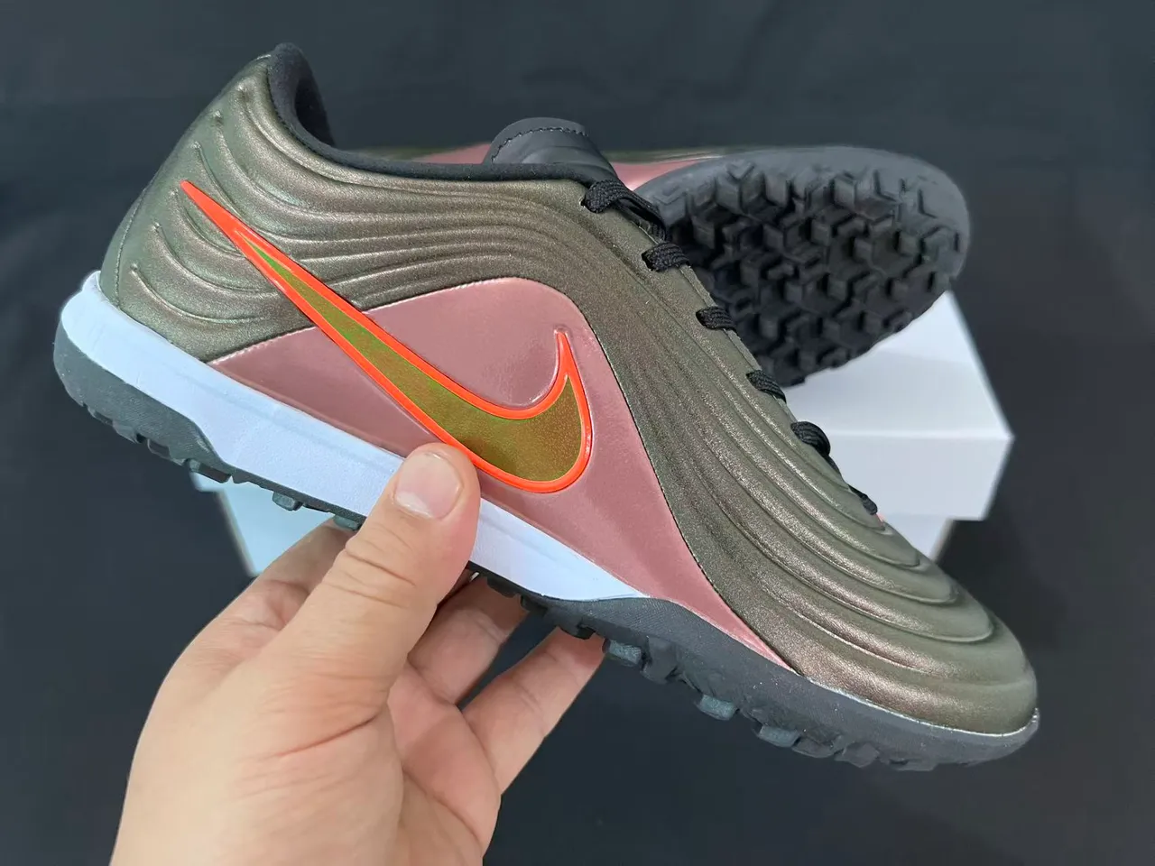 Nike Cinza Rosa Sapatos de Futebol Turf com Parte Superior Texturizada em Onda Ribeteada Acabamento Metálico Iridiscente 6