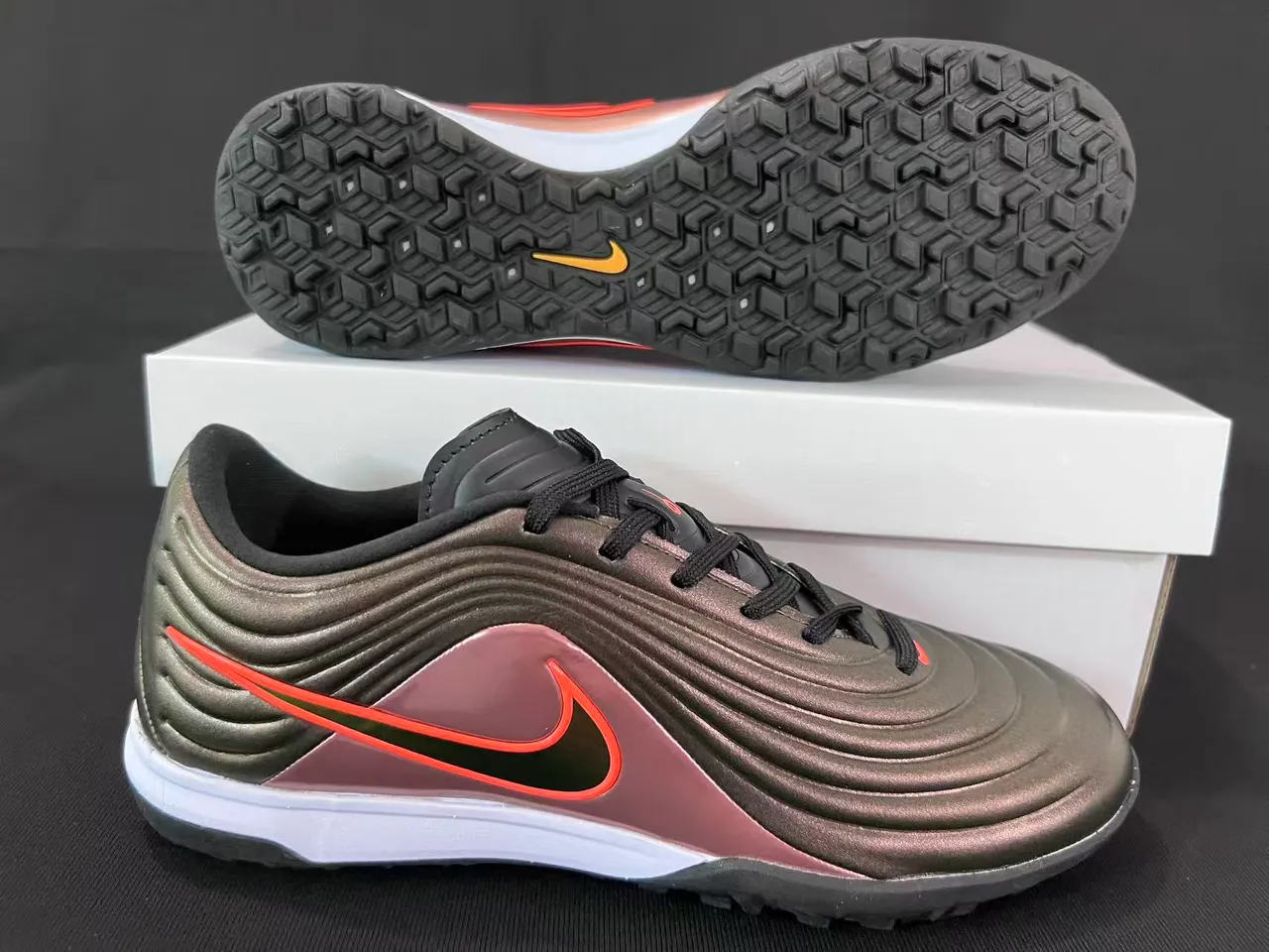 Nike Cinza Rosa Sapatos de Futebol Turf com Parte Superior Texturizada em Onda Ribeteada Acabamento Metálico Iridiscente 7