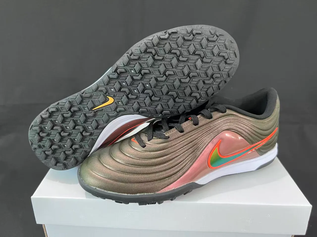Nike Cinza Rosa Sapatos de Futebol Turf com Parte Superior Texturizada em Onda Ribeteada Acabamento Metálico Iridiscente 8