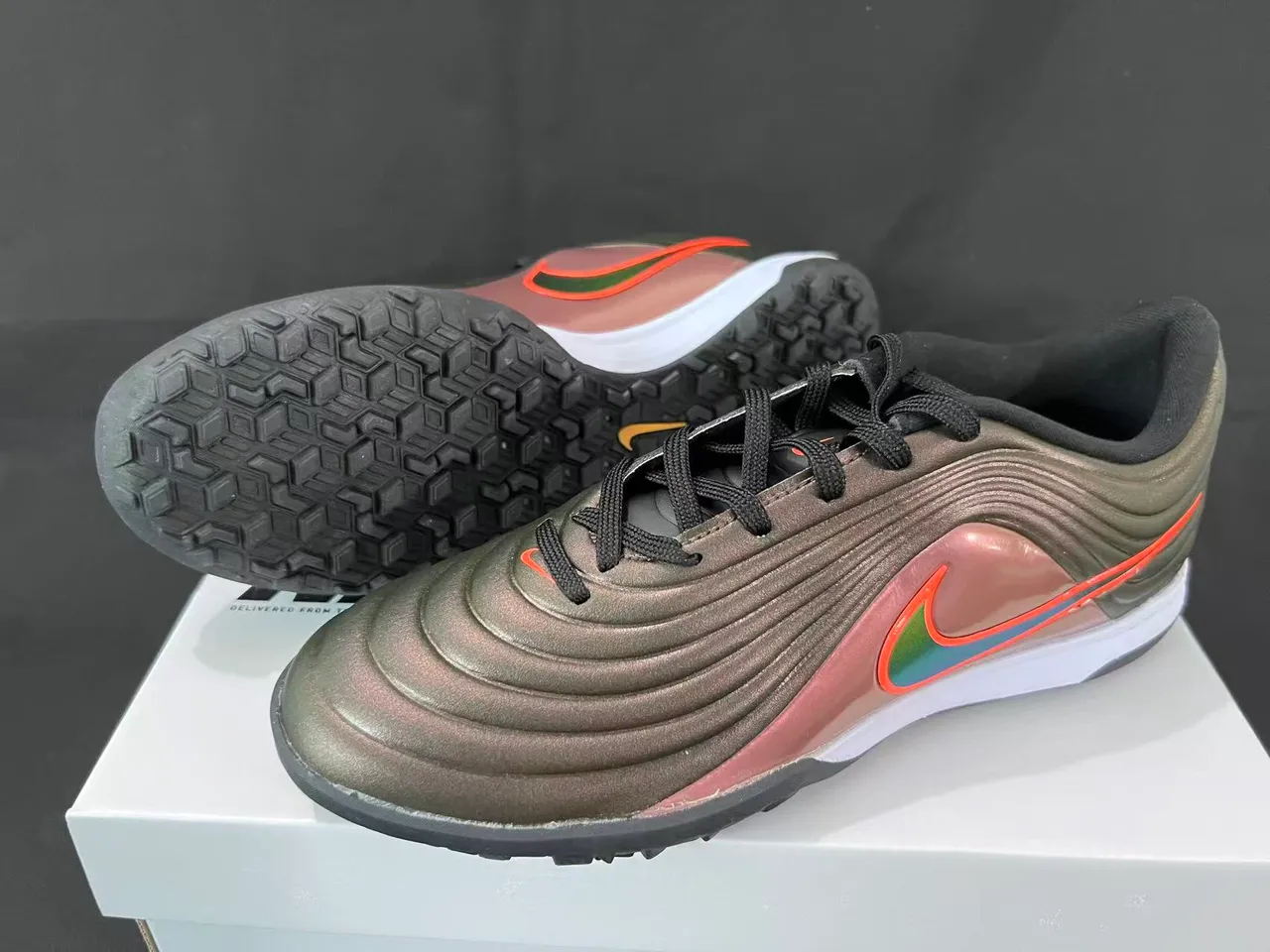 Nike Cinza Rosa Sapatos de Futebol Turf com Parte Superior Texturizada em Onda Ribeteada Acabamento Metálico Iridiscente 9