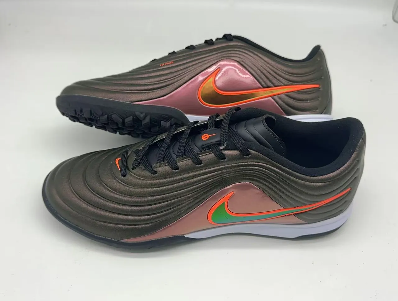 Nike Cinza Rosa Sapatos de Futebol Turf com Parte Superior Texturizada em Onda Ribeteada Acabamento Metálico Iridiscente 10