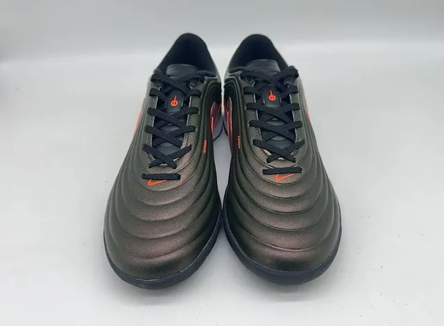 Nike Cinza Rosa Sapatos de Futebol Turf com Parte Superior Texturizada em Onda Ribeteada Acabamento Metálico Iridiscente 12