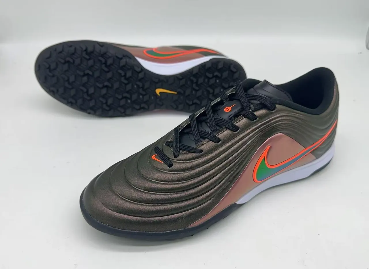 Nike Cinza Rosa Sapatos de Futebol Turf com Parte Superior Texturizada em Onda Ribeteada Acabamento Metálico Iridiscente 13