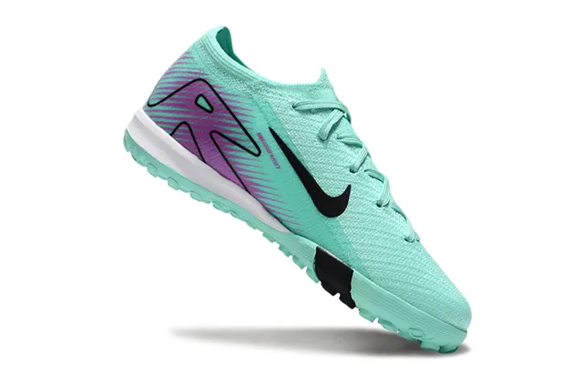 Nike সবুজ বেগুনি কনিট উপর অসমমিত লেসিং টার্ফ সকার জুতা 2