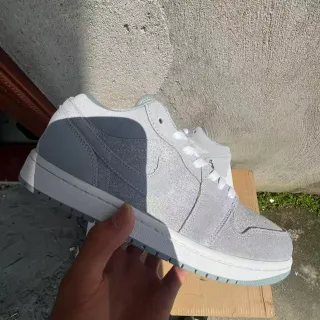 Nike Lifestyle Sneaker حذاء رياضي رمادي فاتح متلألئ جلد سويد كبسول حذاء رياضي
