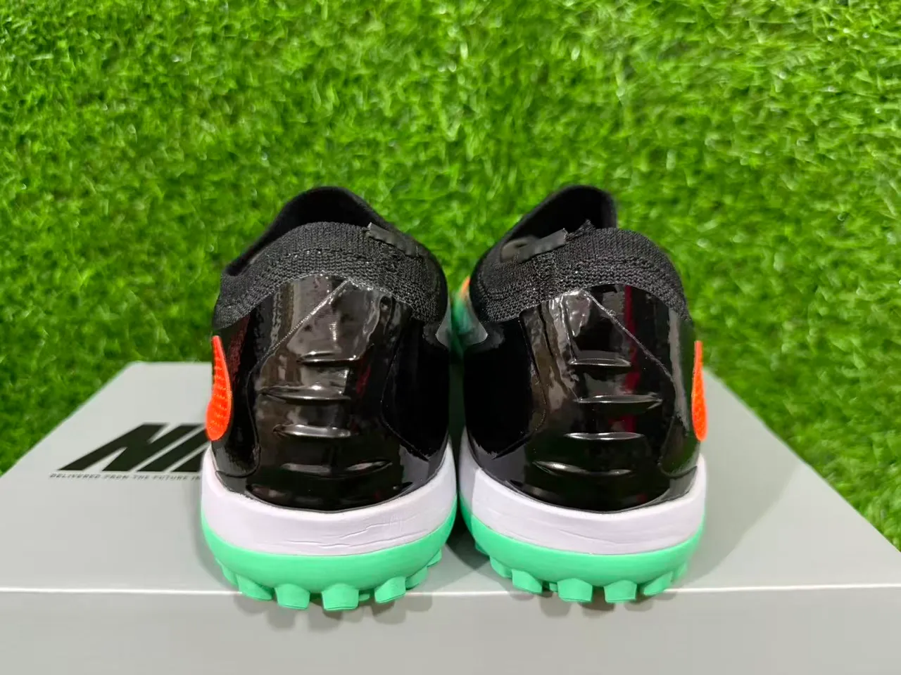 Nike Mercurial أخضر أسود منخفض القطع الملائم للجوارب الجزء العلوي نظام الربط غير المتزامن أحذية كرة القدم للعشب 9