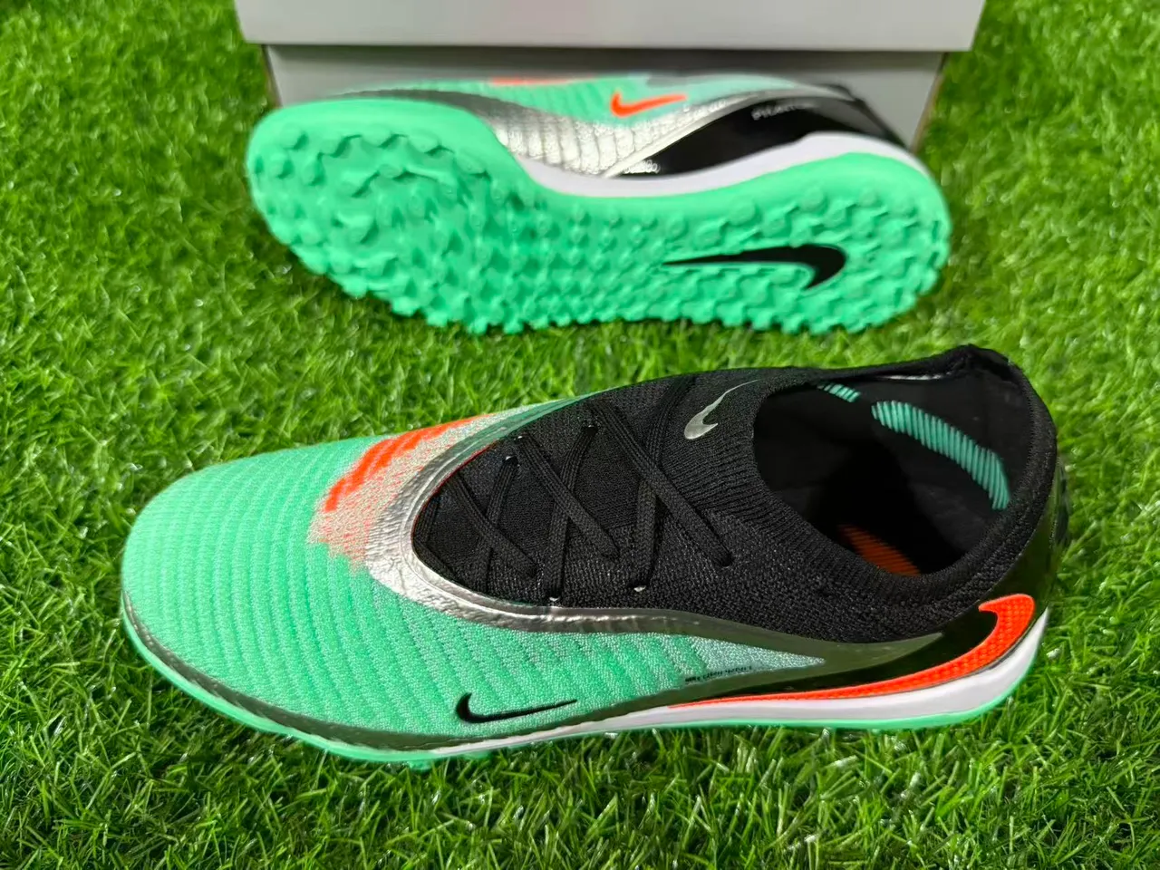 Nike Mercurial أخضر أسود منخفض القطع الملائم للجوارب الجزء العلوي نظام الربط غير المتزامن أحذية كرة القدم للعشب 12