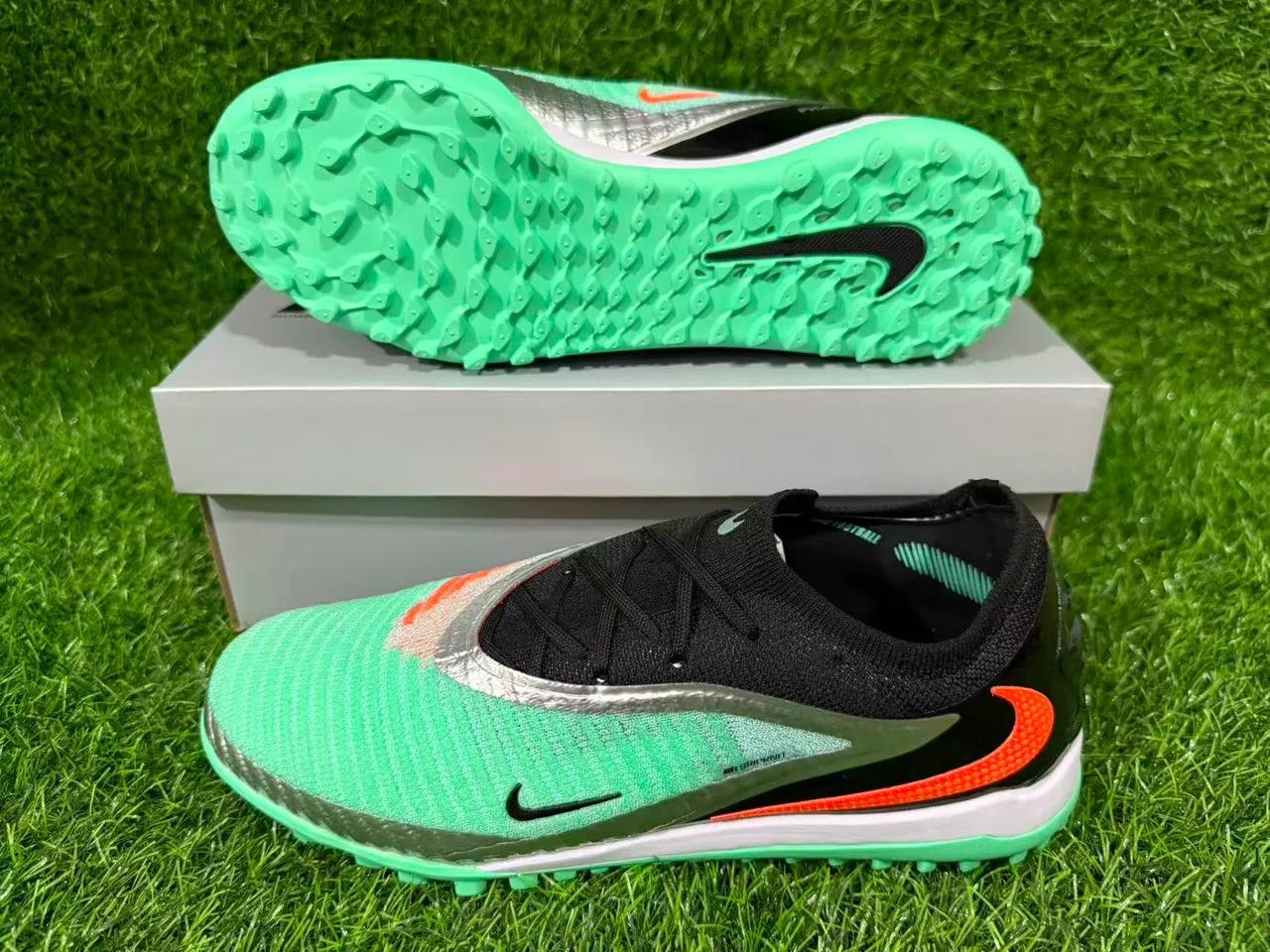 Nike Mercurial أخضر أسود منخفض القطع الملائم للجوارب الجزء العلوي نظام الربط غير المتزامن أحذية كرة القدم للعشب 13