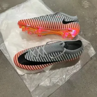 Nike Zapatillas de fútbol naranja gris a rayas Flyknit upper col con ajuste dinámico para terreno firme