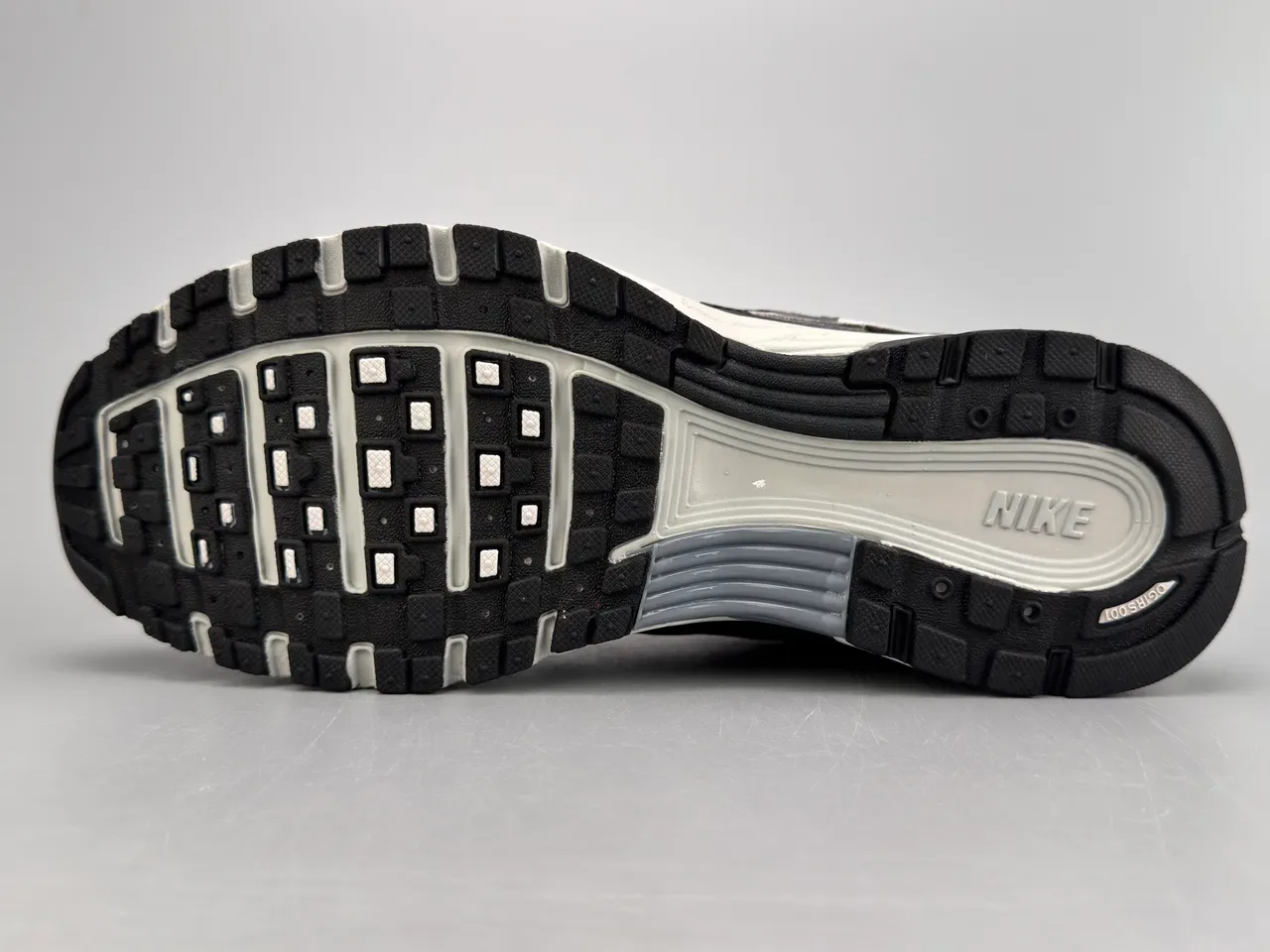 Nike P-6000 Noir Blanc Gris style de vie baskets 6