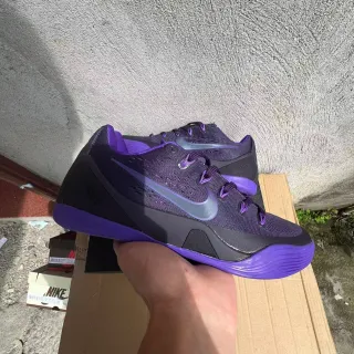 Nike Zapatillas de Baloncesto Moradas Negras con Silueta Baja y Suela Vibrante
